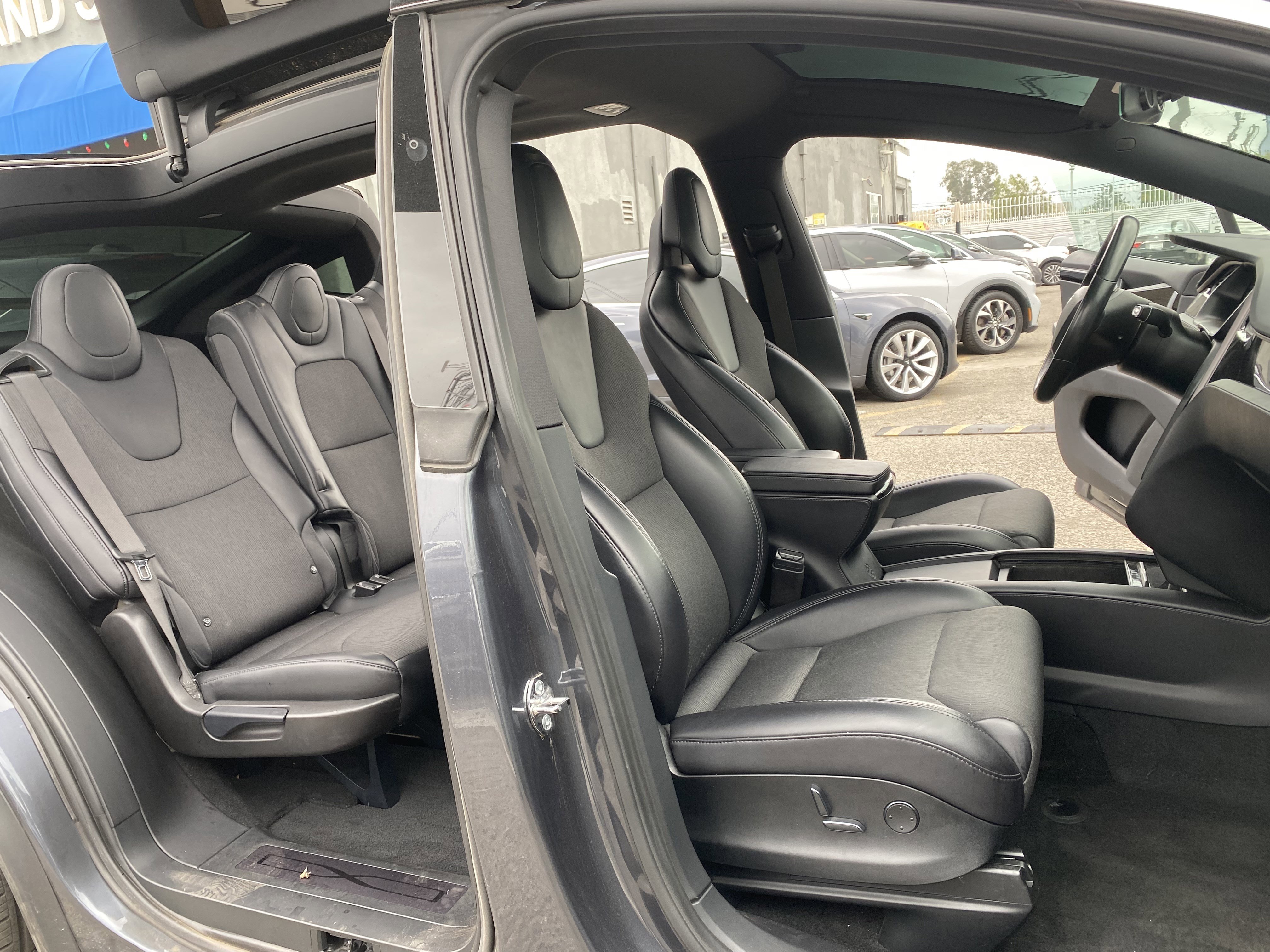 Used 2018 Tesla Model X 75D image 24