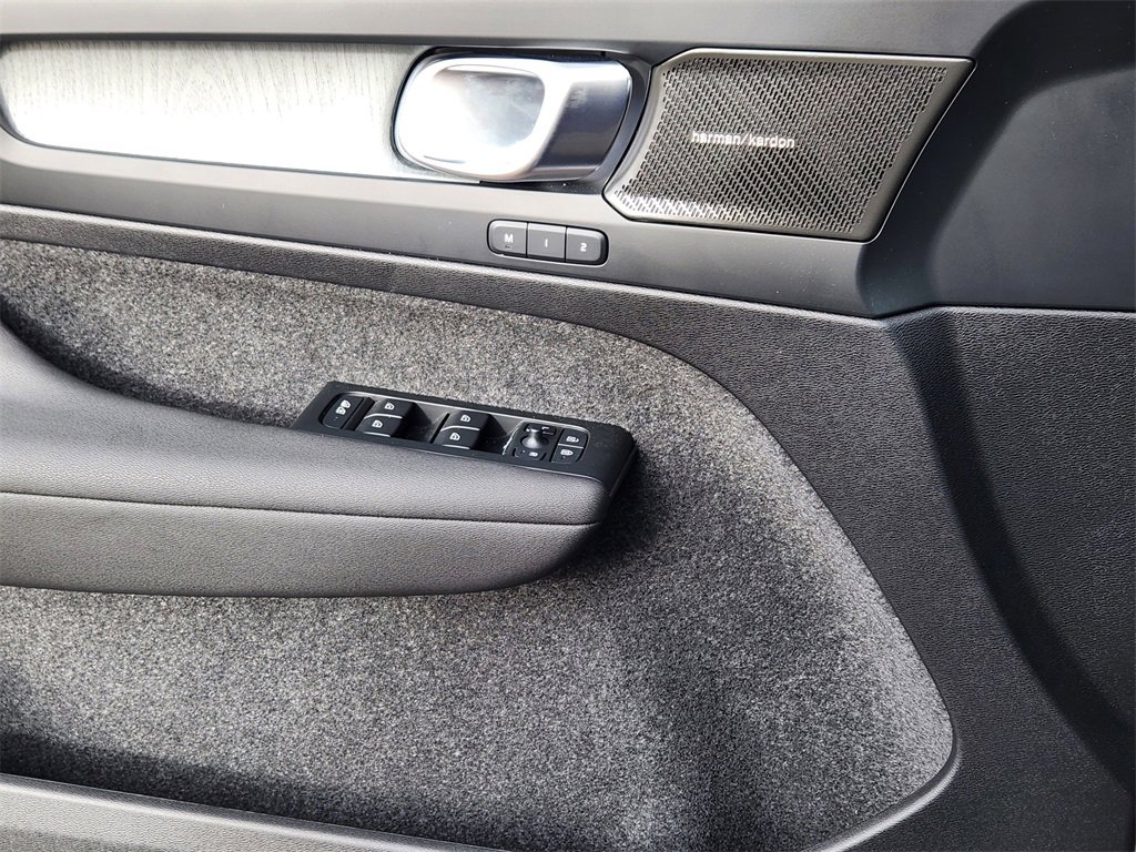 Used 2026 Volvo XC40 B5 Ultra w/ Protection Package Premier image 3