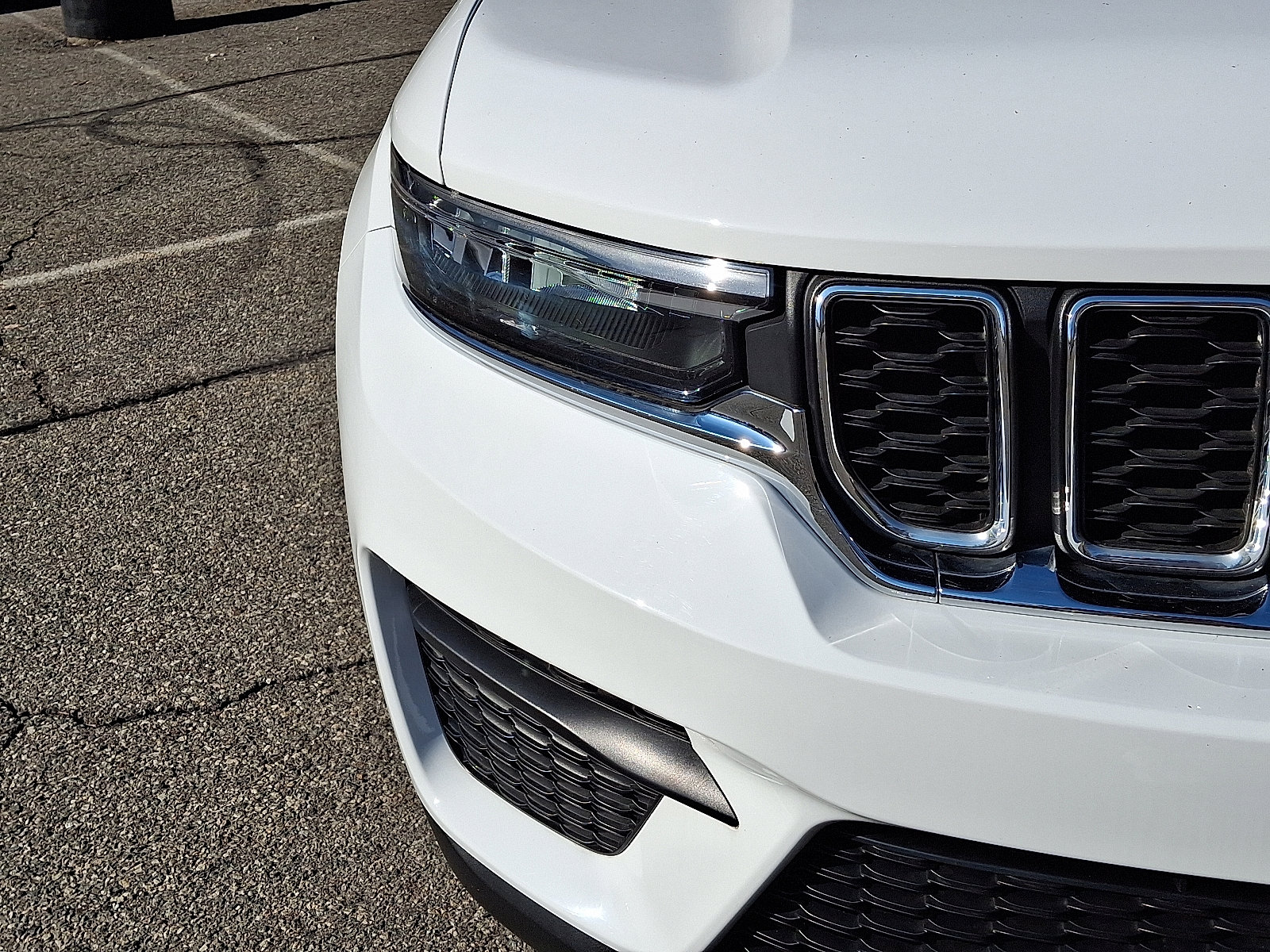 Certified 2023 Jeep Grand Cherokee Laredo image 10