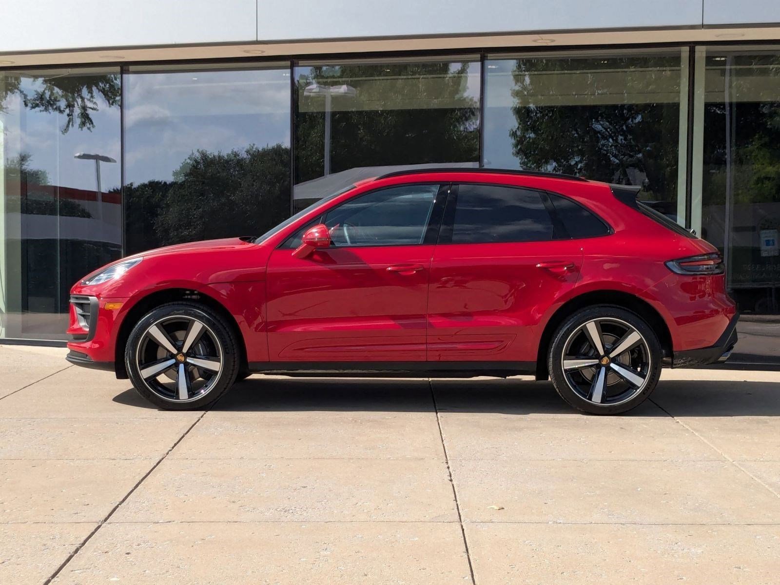 Certified 2025 Porsche Macan image 2