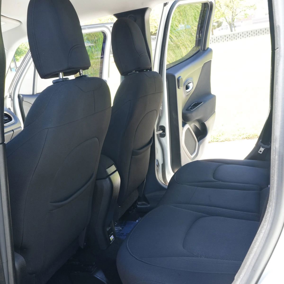 Used 2015 Jeep Renegade Latitude w/ Popular Equipment Group image 7