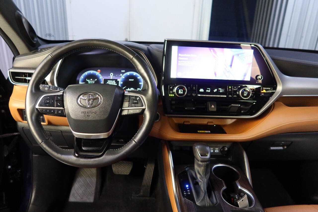 Used 2024 Toyota Highlander Platinum image 22