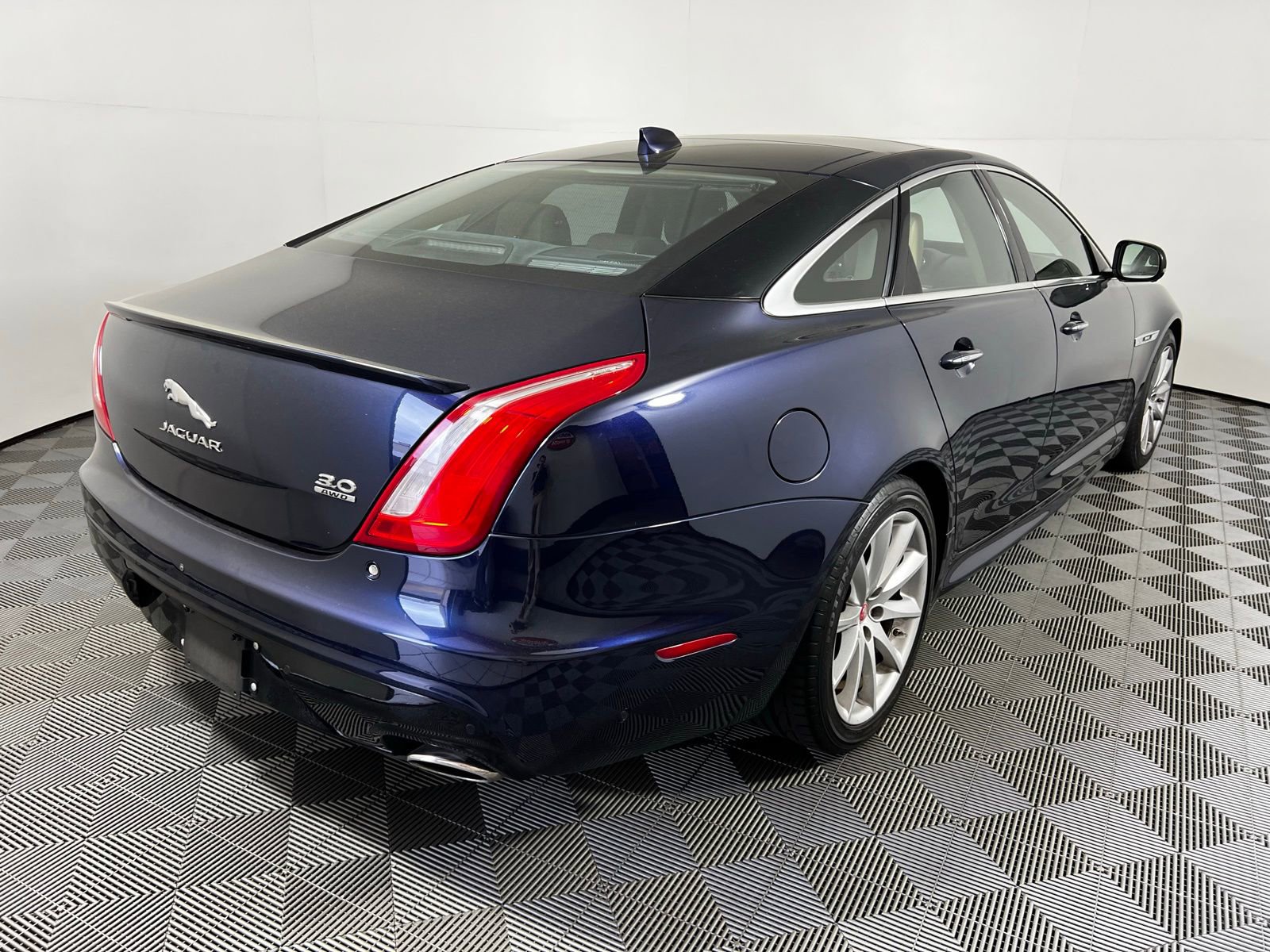 Used 2016 Jaguar XJ R-Sport AWD/4WD image 5