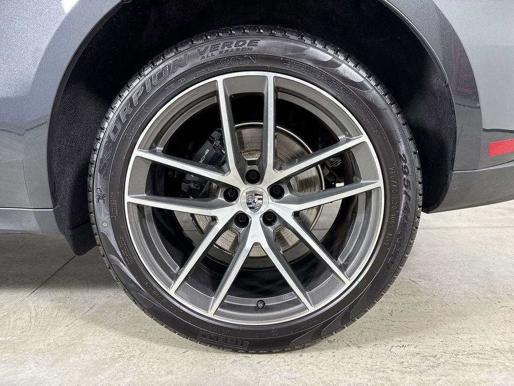 Certified 2025 Porsche Macan image 14