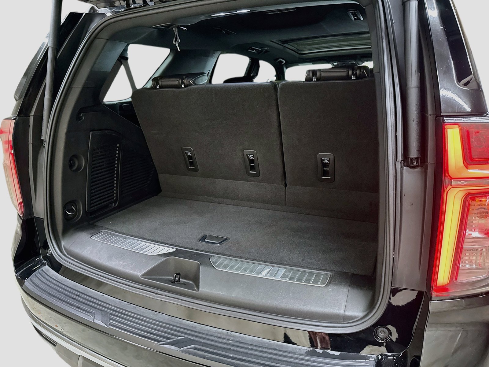 Used 2023 Chevrolet Tahoe Premier AWD/4WD image 31