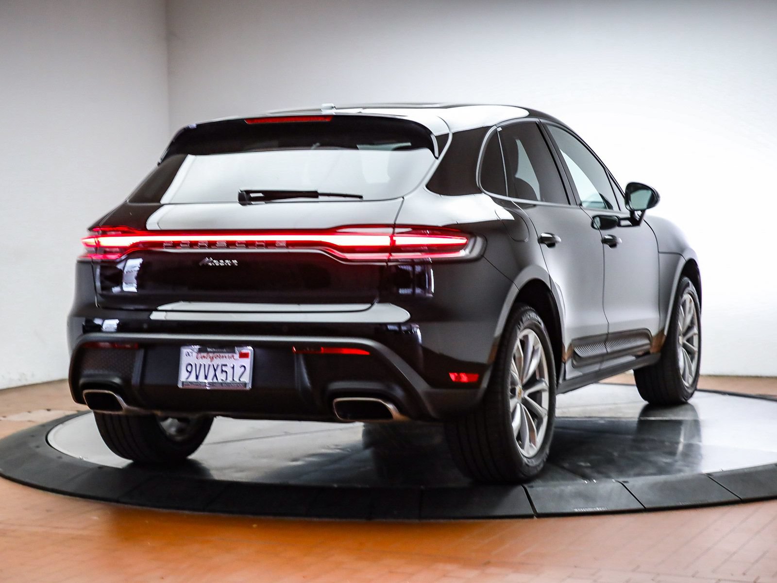 Certified 2026 Porsche Macan AWD/4WD image 6