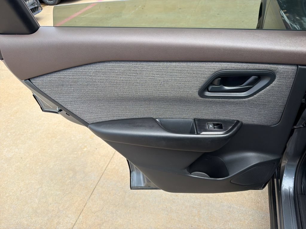 Used 2023 Nissan Rogue S FWD image 13