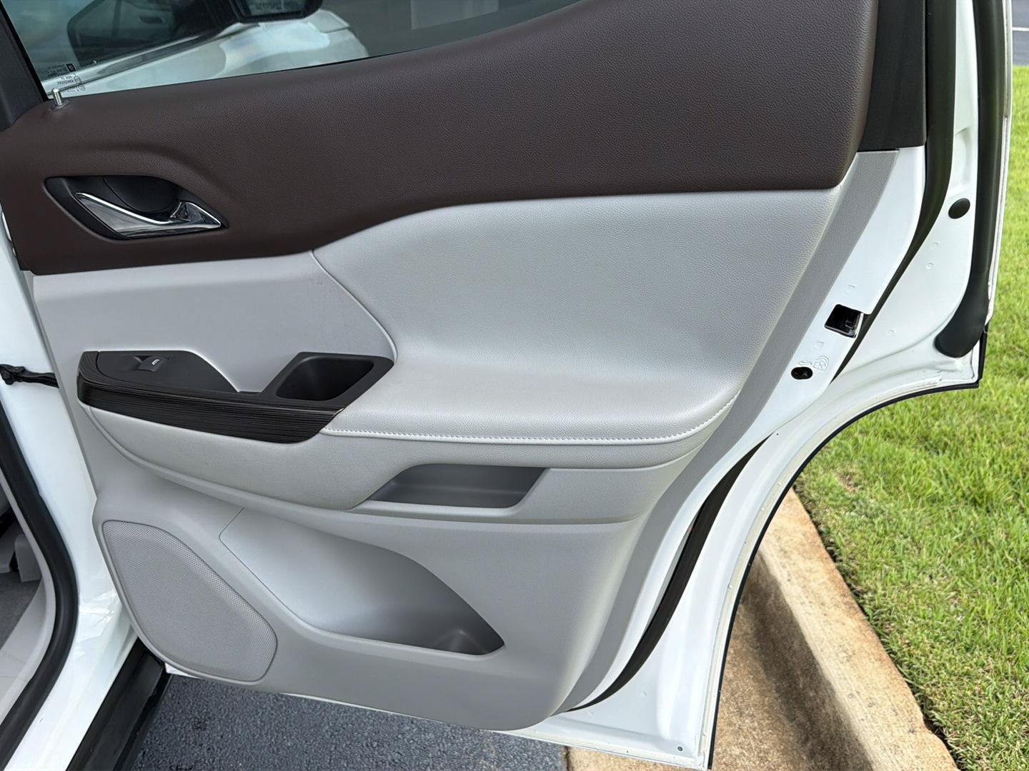 Used 2019 GMC Acadia SLT FWD image 16