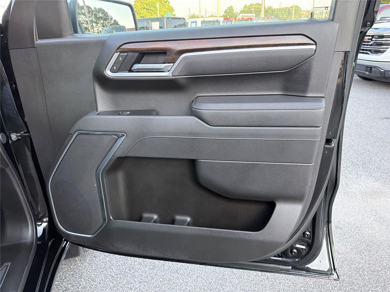 Used 2025 GMC Sierra 1500 SLT AWD/4WD image 13