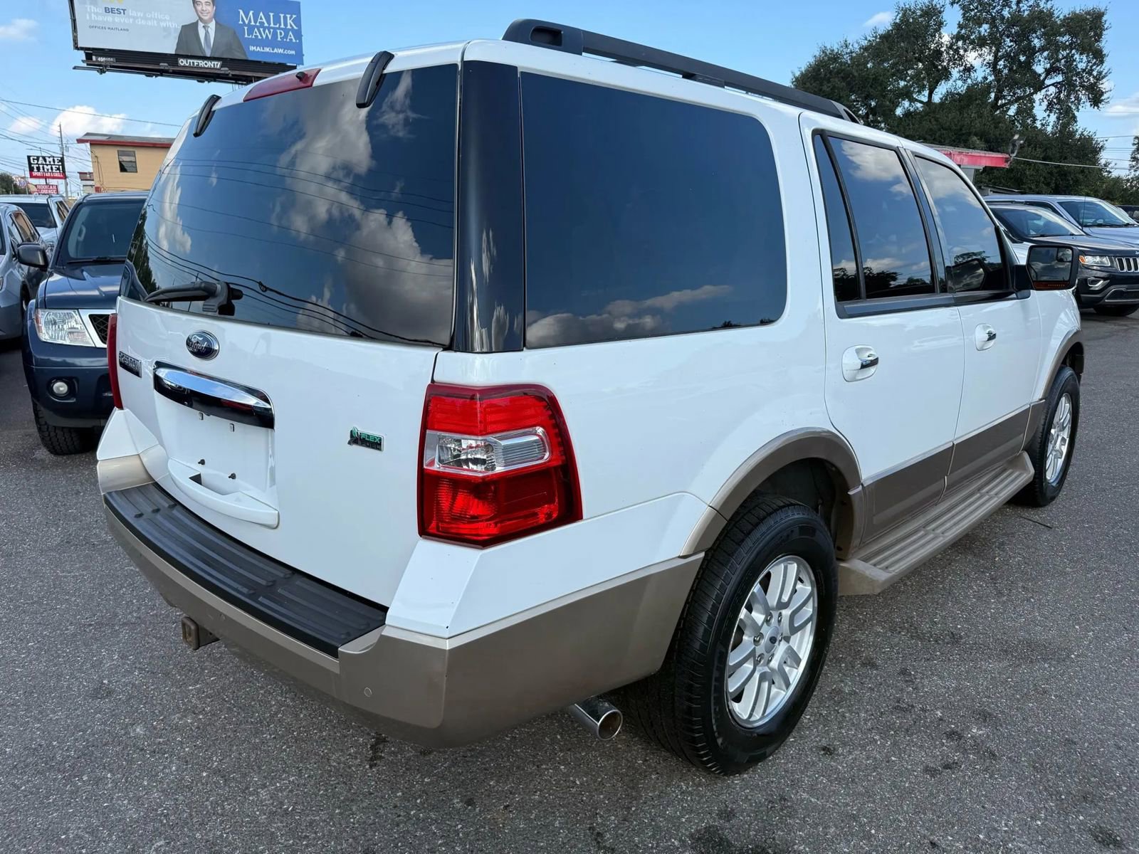 Used 2014 Ford Expedition XLT w/ Equipment Group 202A AWD/4WD image 5