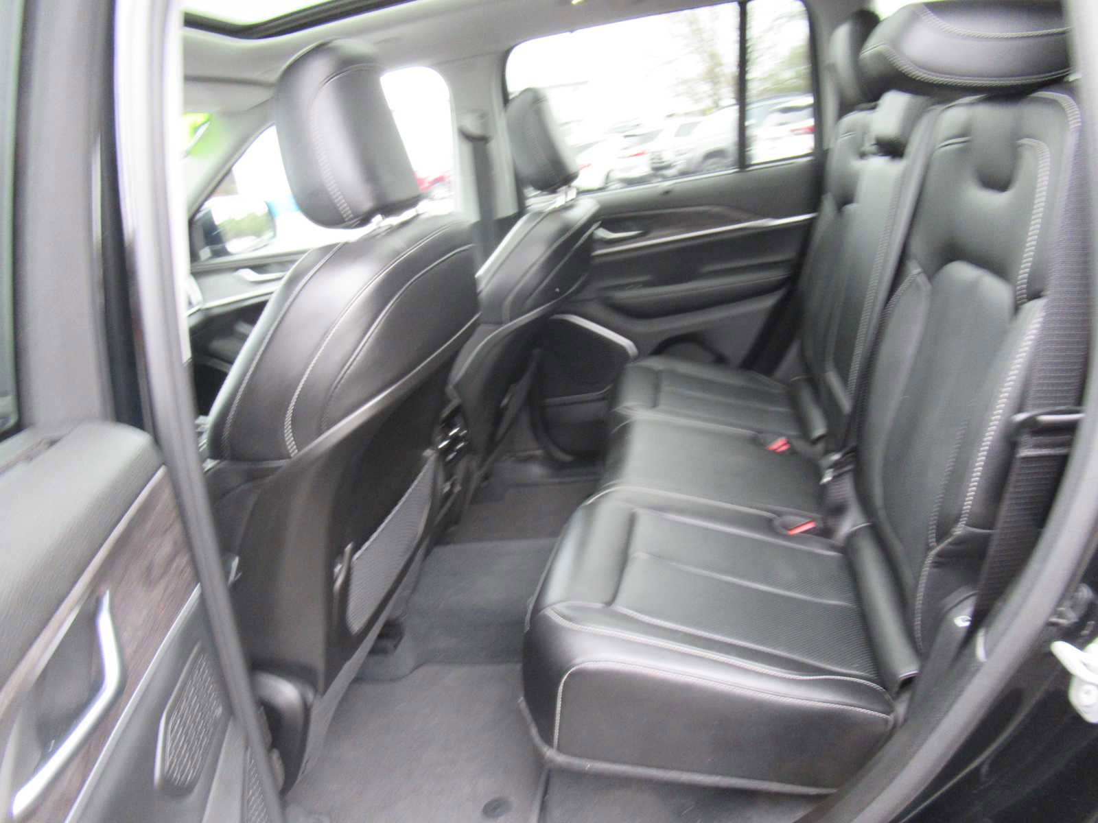 Used 2023 Jeep Grand Cherokee 4WD 4xe w/ Luxury Tech Group II image 17