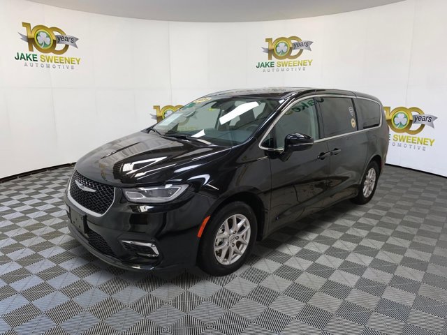 Used 2024 Chrysler Pacifica Touring-L image 4