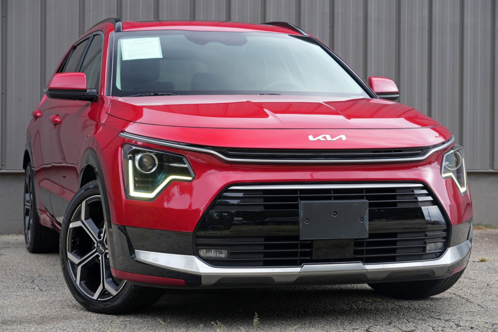 Used 2024 Kia Niro EX Touring FWD image 2