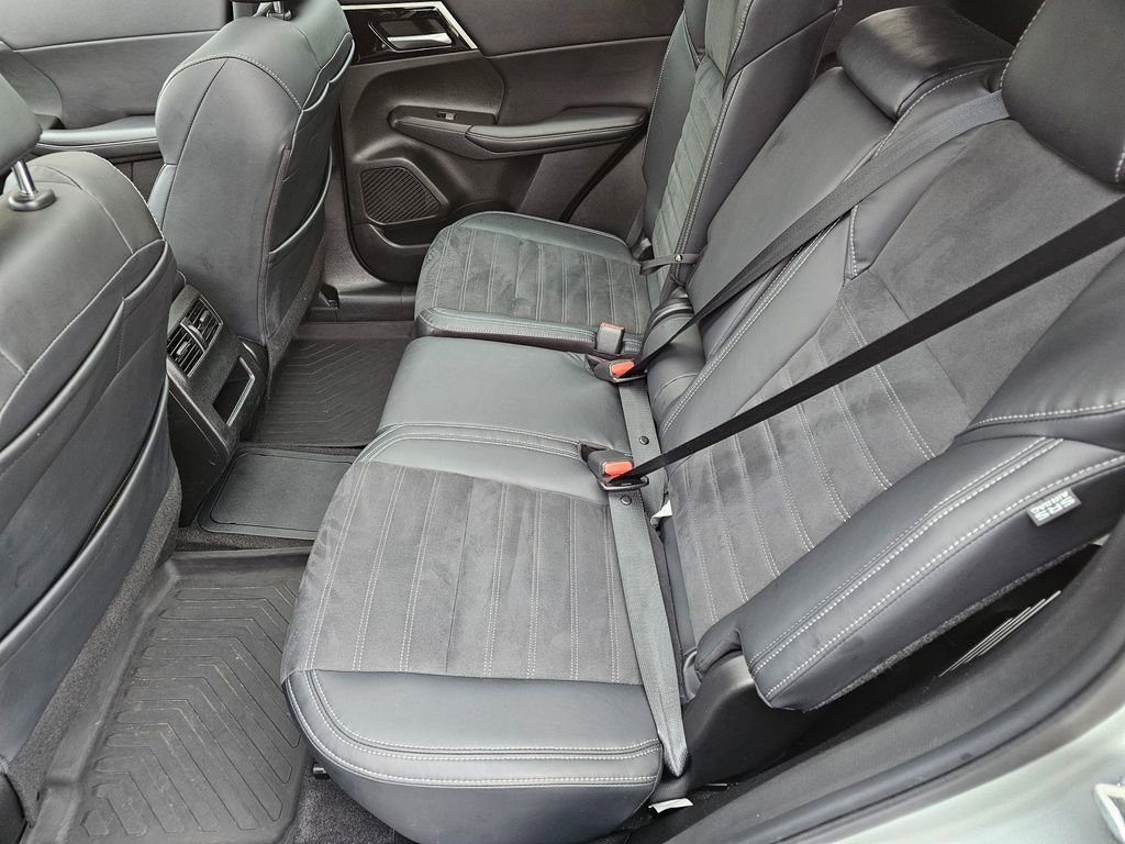 Used 2023 Mitsubishi Outlander SE image 10