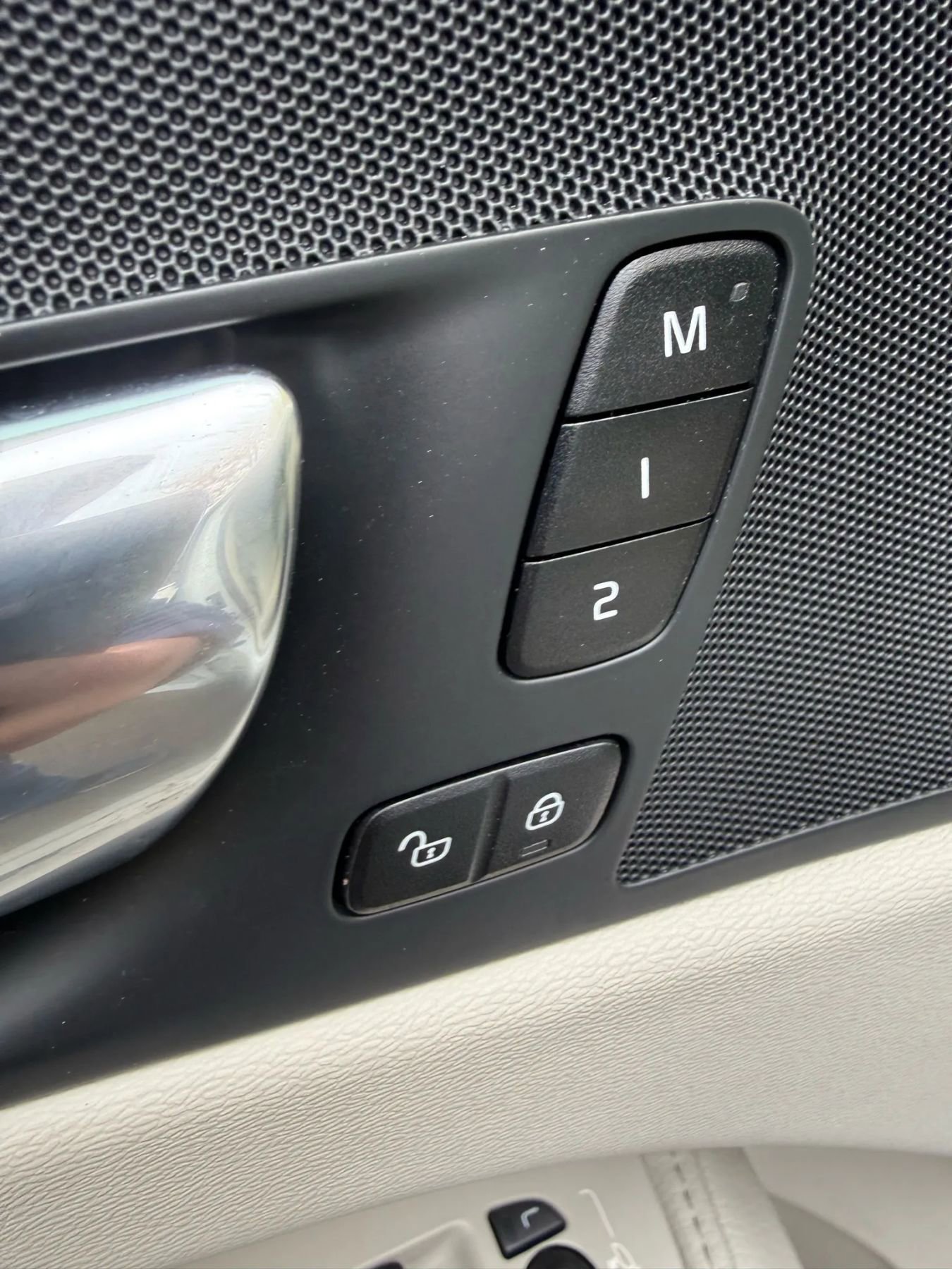 Used 2022 Volvo XC60 B5 Momentum image 17