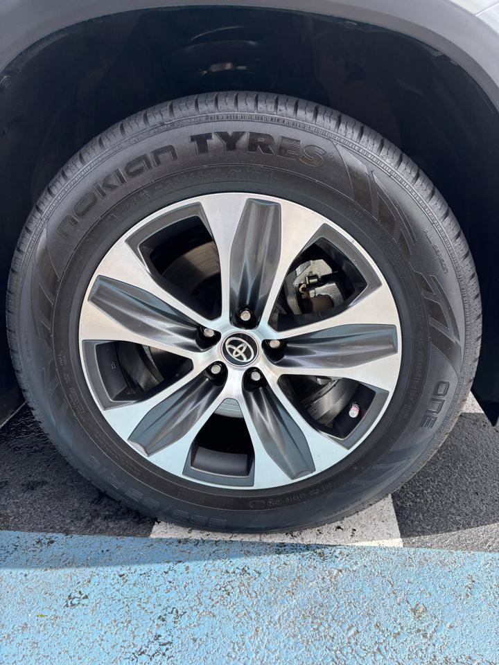 Used 2022 Toyota Highlander XLE AWD/4WD image 39