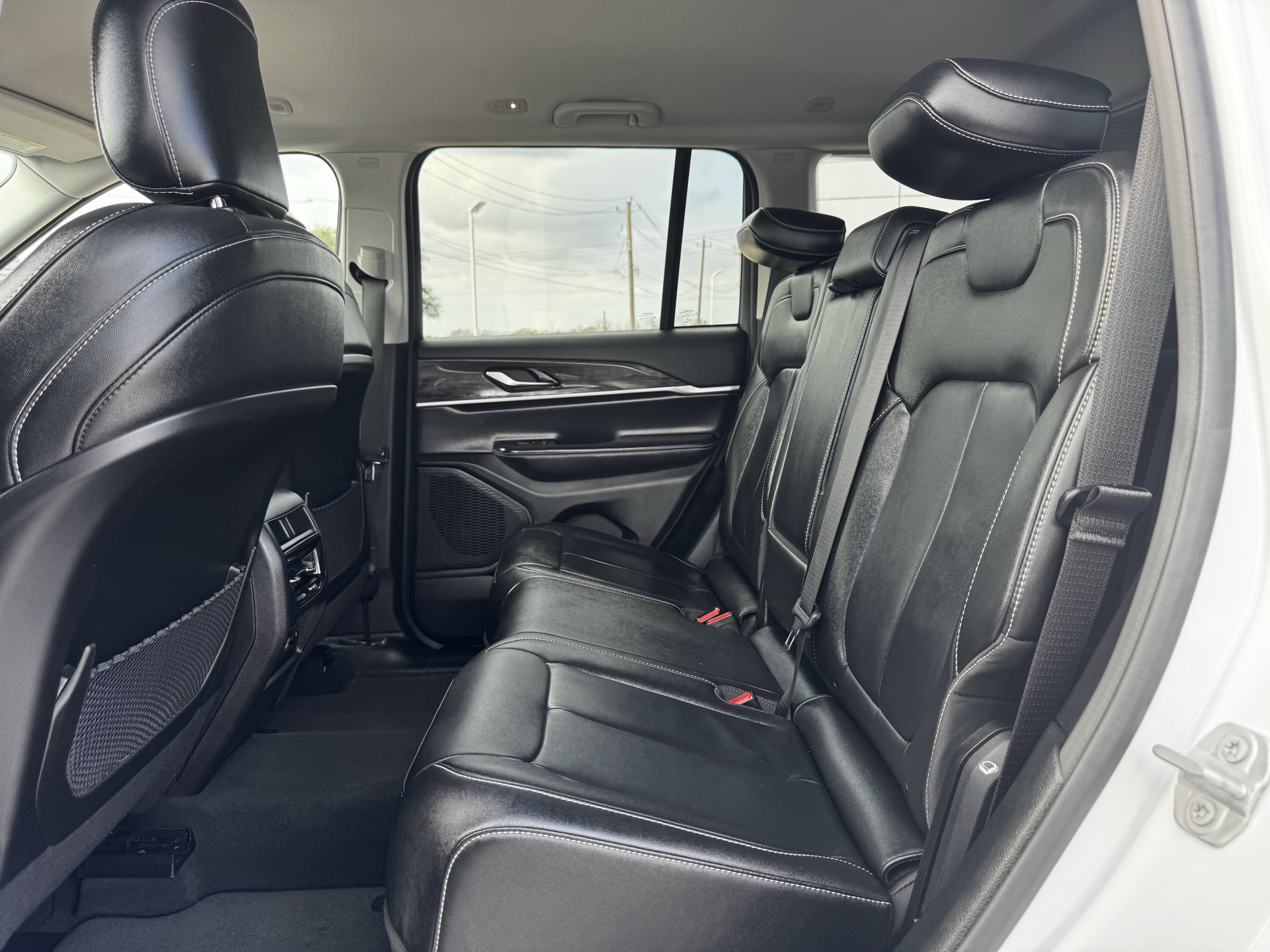 Used 2023 Jeep Grand Cherokee Limited w/ Black Appearance Package image 30