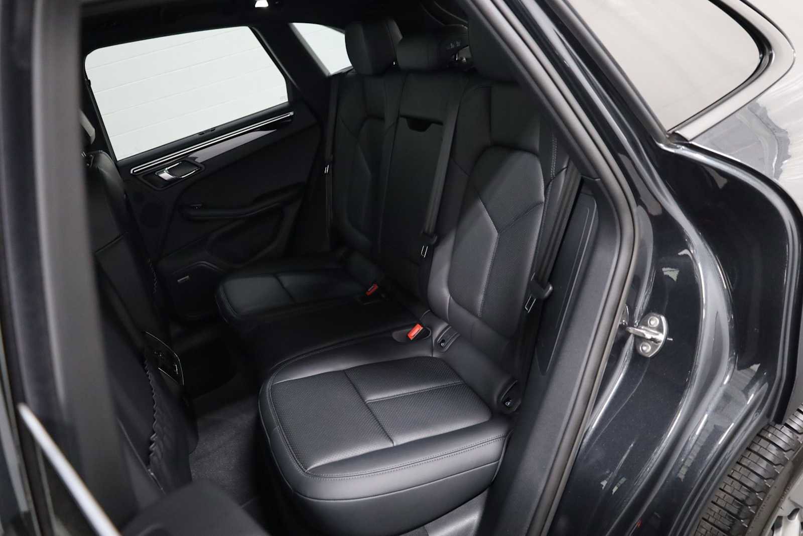 Certified 2024 Porsche Macan AWD/4WD image 36