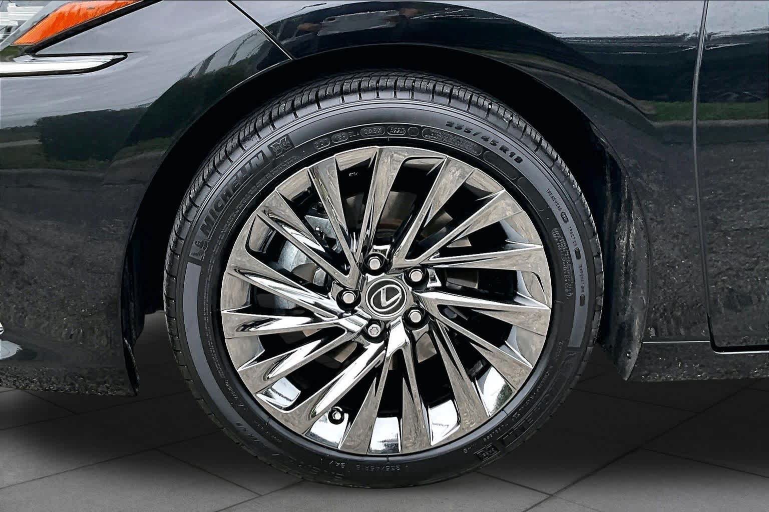 Used 2025 Lexus ES 350 Ultra Luxury w/ Accessory Package (Z2) FWD image 11