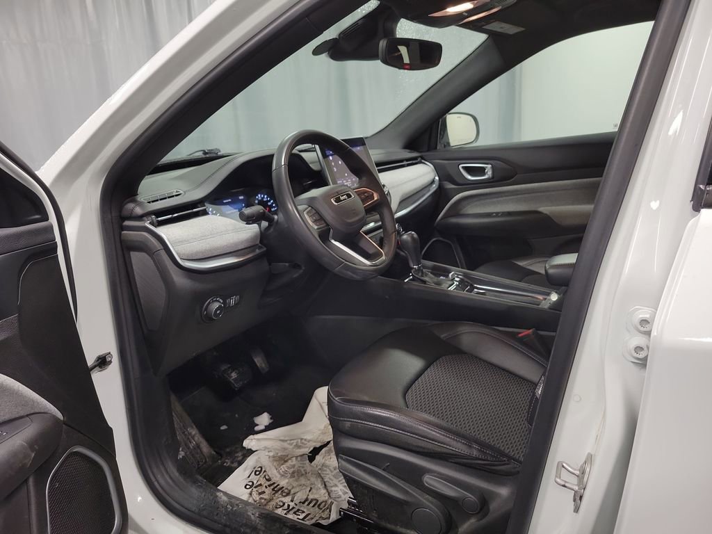 Used 2024 Jeep Compass Latitude image 12