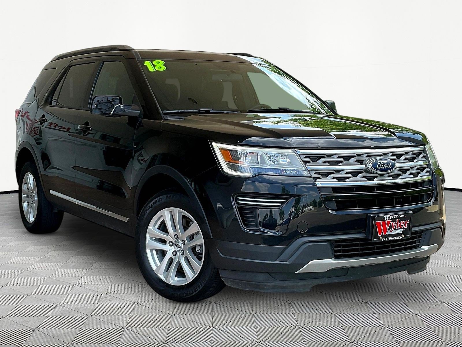 Used 2018 Ford Explorer XLT AWD/4WD image 3