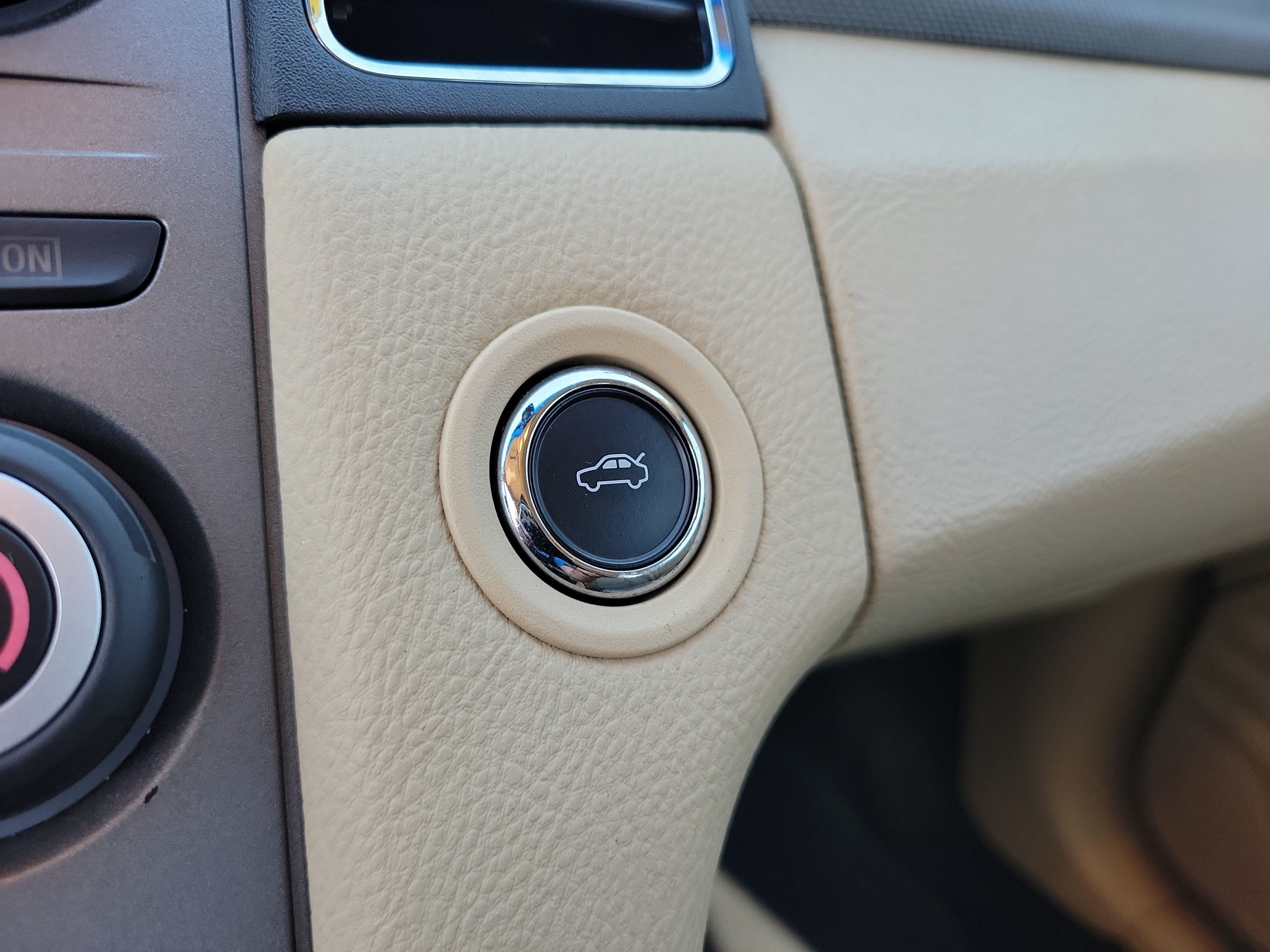 Used 2015 Ford Taurus SE FWD image 18
