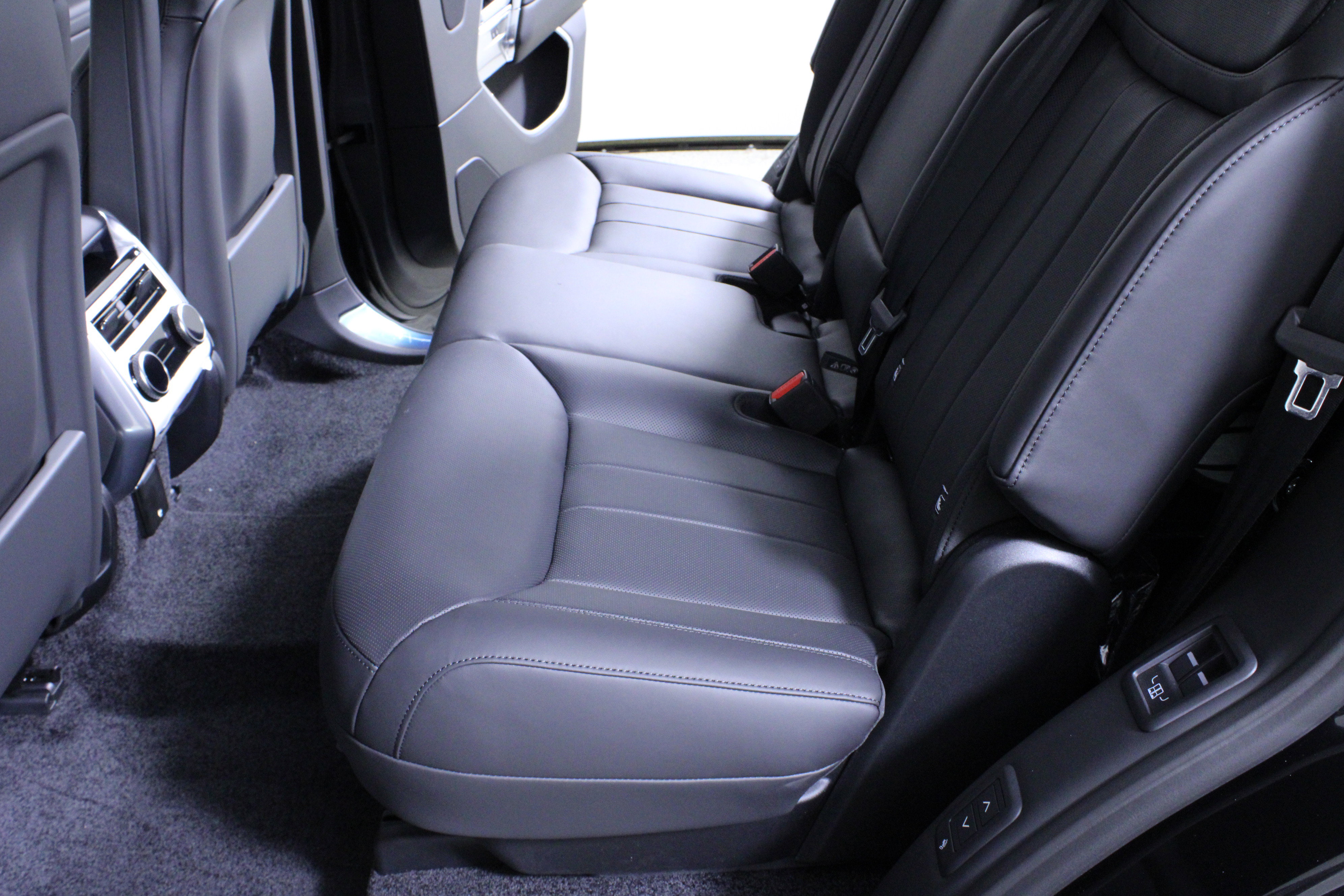 New 2026 Land Rover Range Rover Long Wheelbase SE image 10