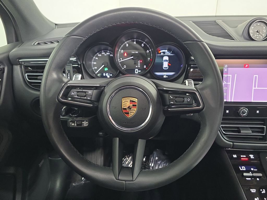 Certified 2025 Porsche Macan image 14