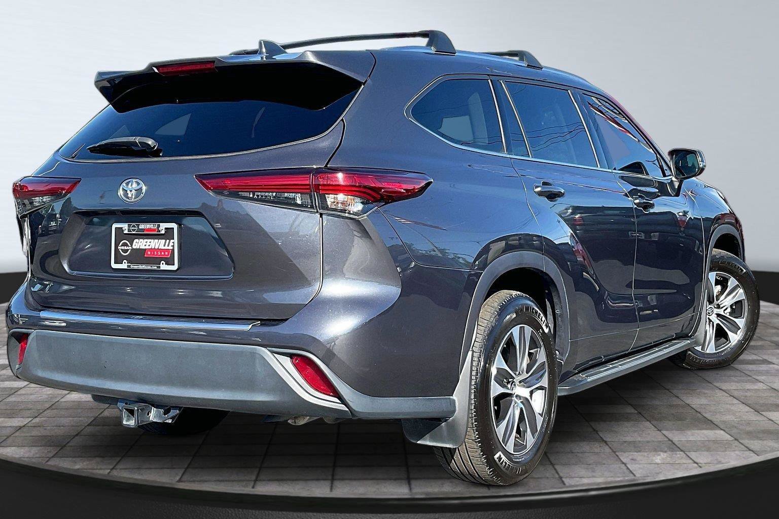 Used 2020 Toyota Highlander XLE AWD/4WD image 14