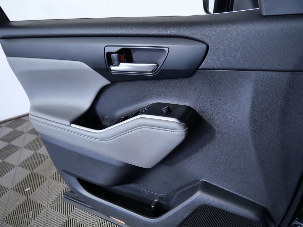 Used 2020 Toyota Highlander XLE image 25