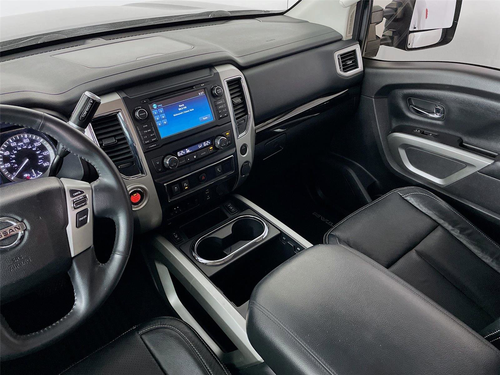 Used 2018 Nissan Titan SV w/ SV Convenience Package image 25