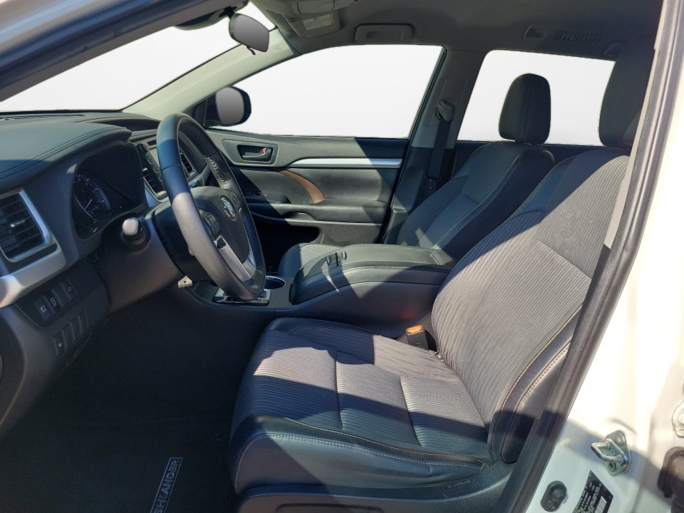Used 2019 Toyota Highlander Plus FWD image 9