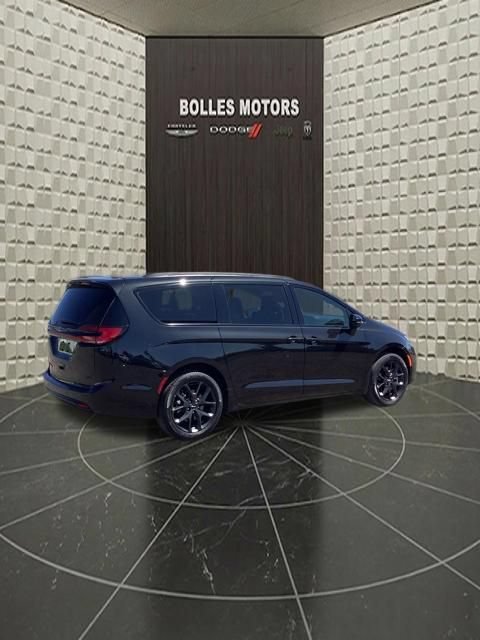 Certified 2023 Chrysler Pacifica Touring-L w/ S Appearance Package AWD/4WD image 4