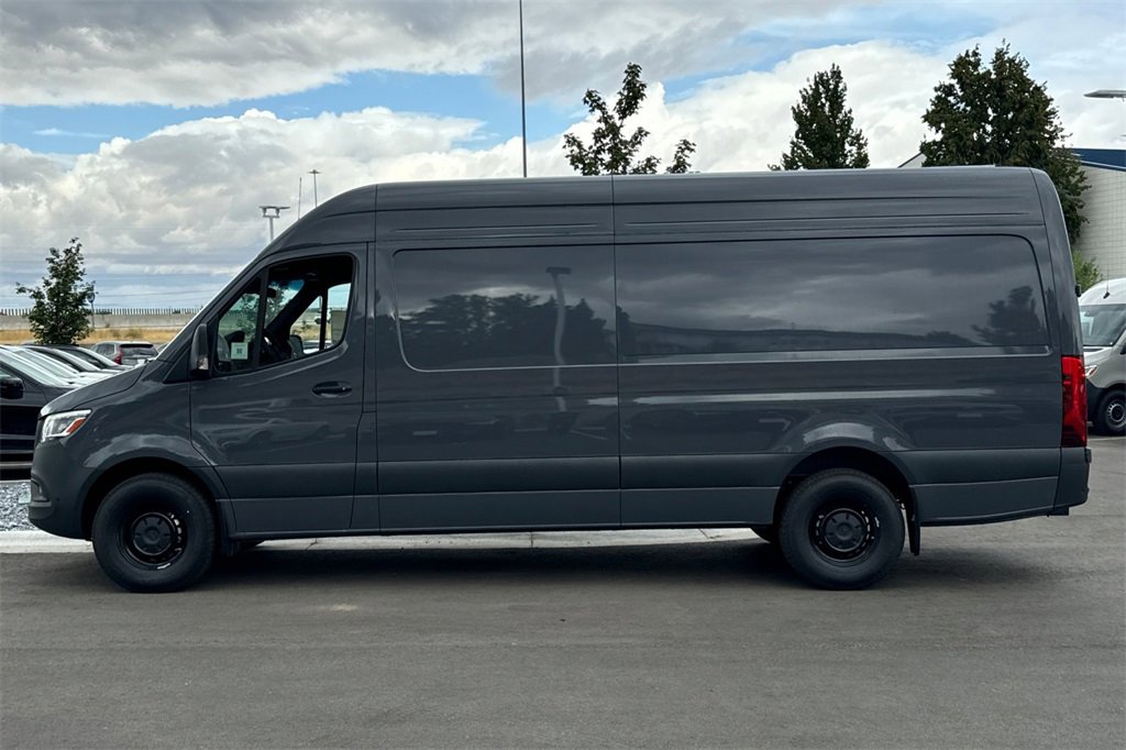 Used 2024 Mercedes-Benz Sprinter 2500 image 2