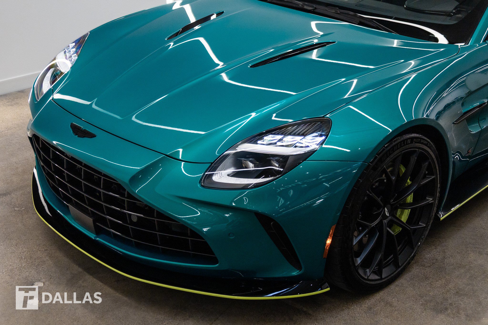 Used 2026 Aston Martin V8 Vantage S RWD image 5
