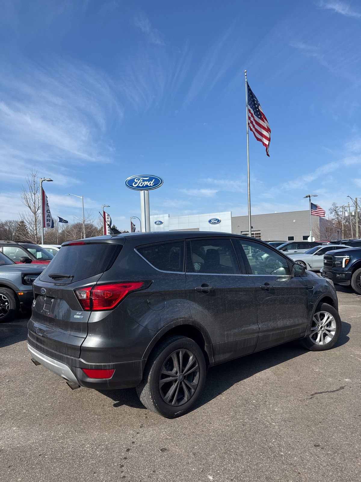 Used 2019 Ford Escape SE image 2