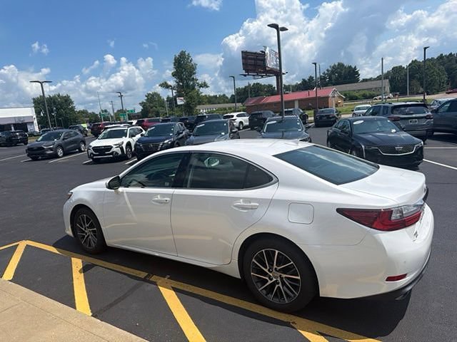 Used 2017 Lexus ES 350 w/ Luxury Package FWD image 3