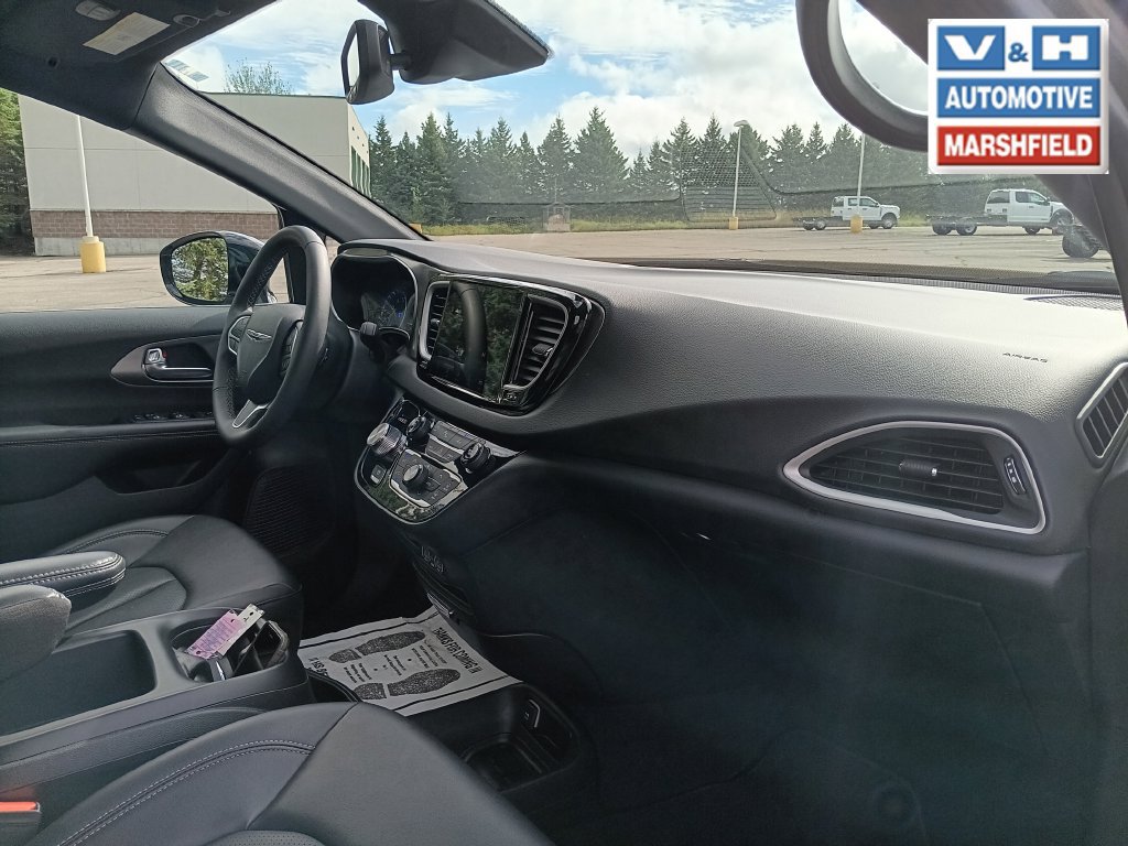 Used 2025 Chrysler Pacifica Select FWD image 12