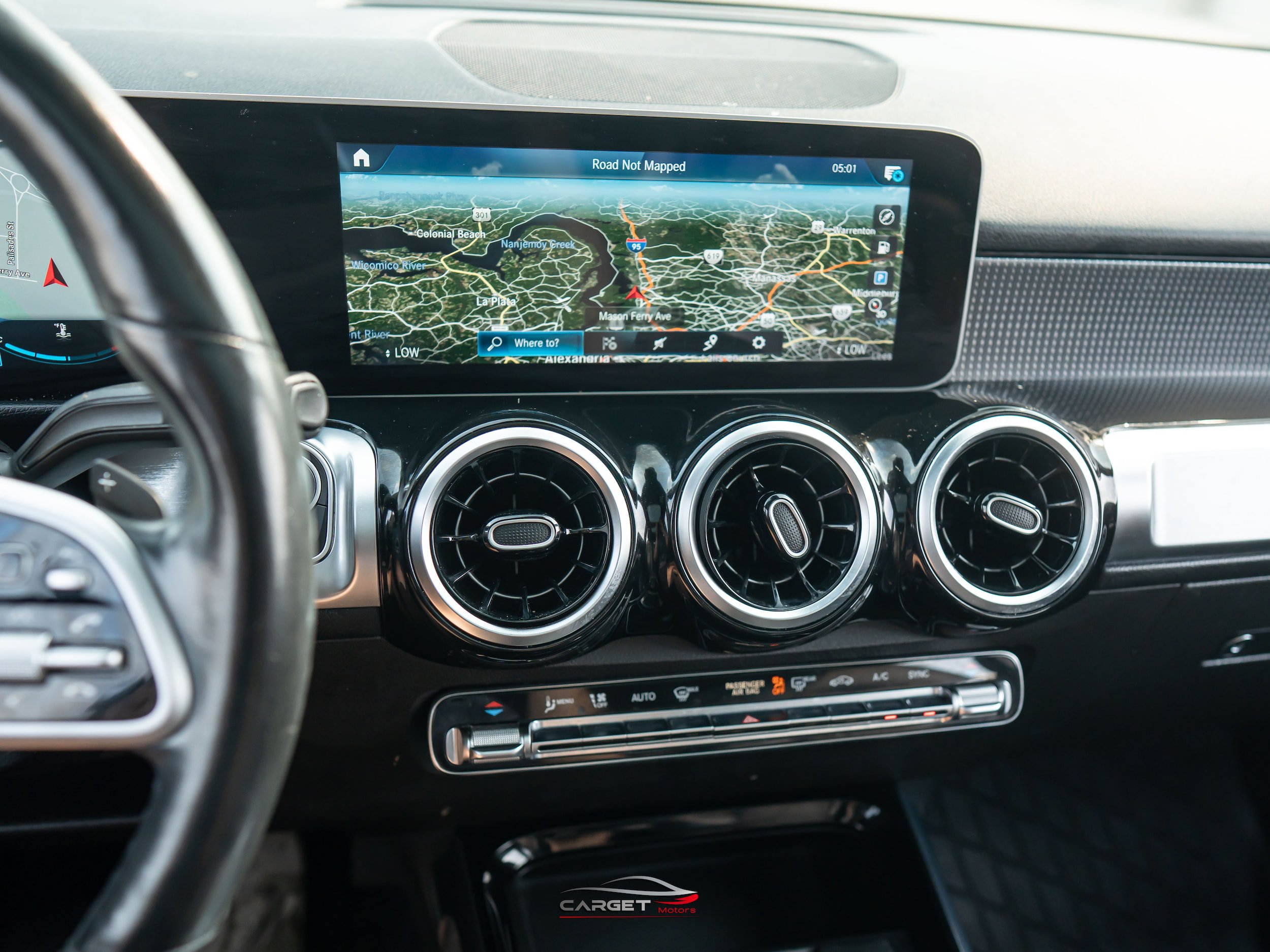 Used 2020 Mercedes-Benz GLB 250 4MATIC w/ Premium Package image 26