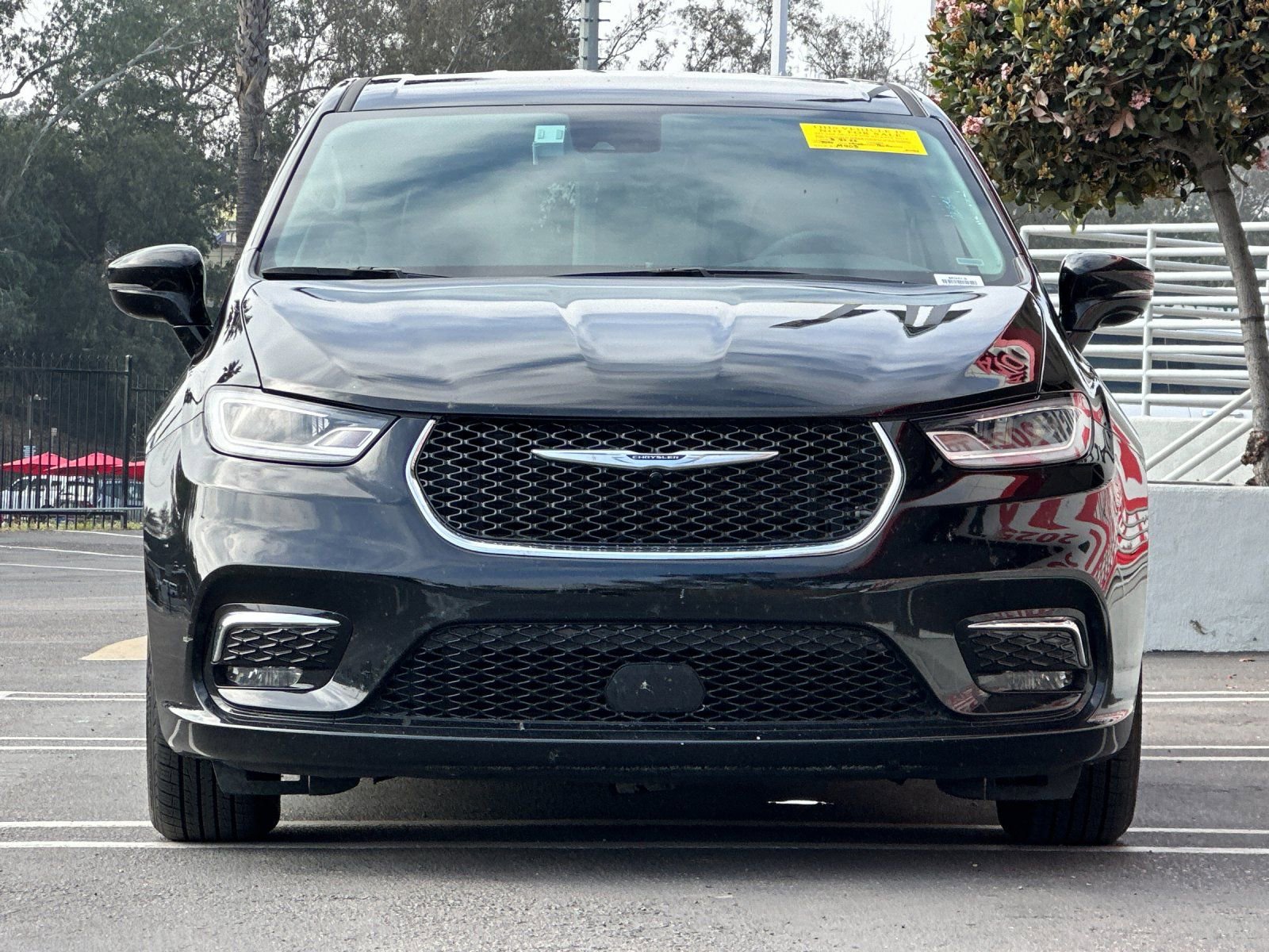 Used 2024 Chrysler Pacifica Touring-L image 7