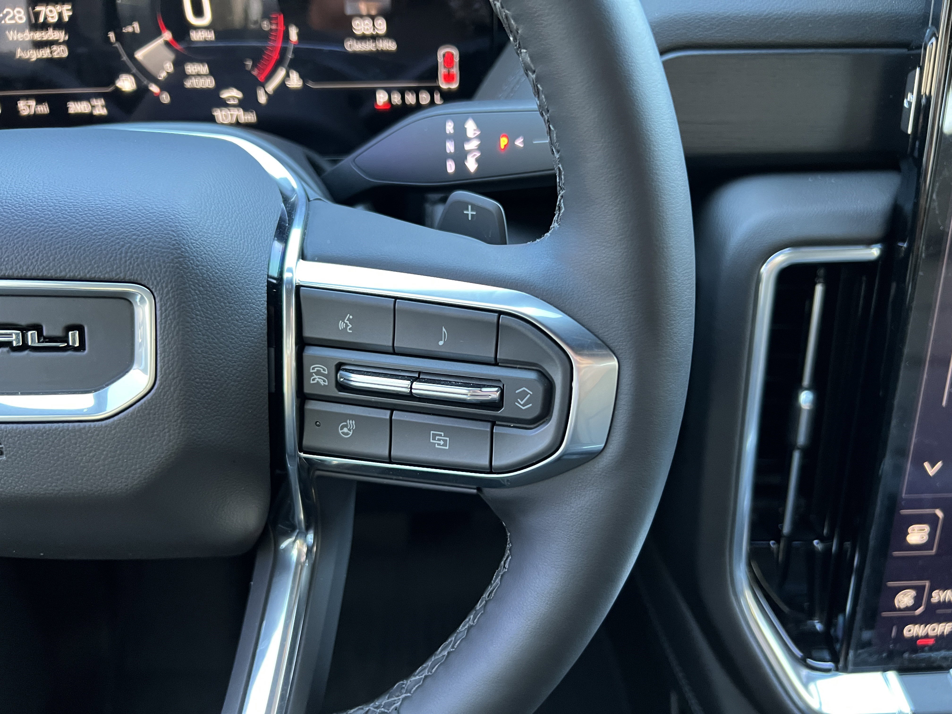 Used 2025 GMC Yukon XL Denali image 33