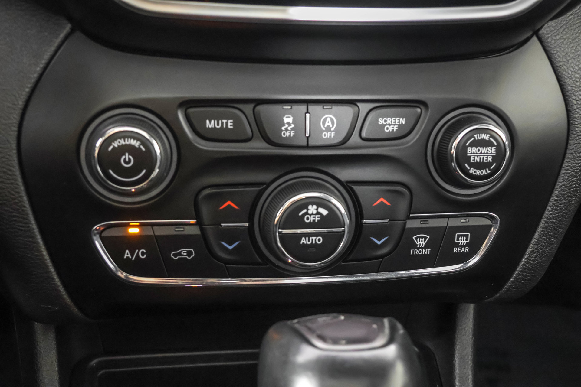 Used 2019 Jeep Cherokee Overland w/ Technology Group AWD/4WD image 30