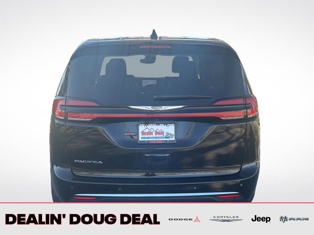 Used 2024 Chrysler Pacifica Touring-L image 4