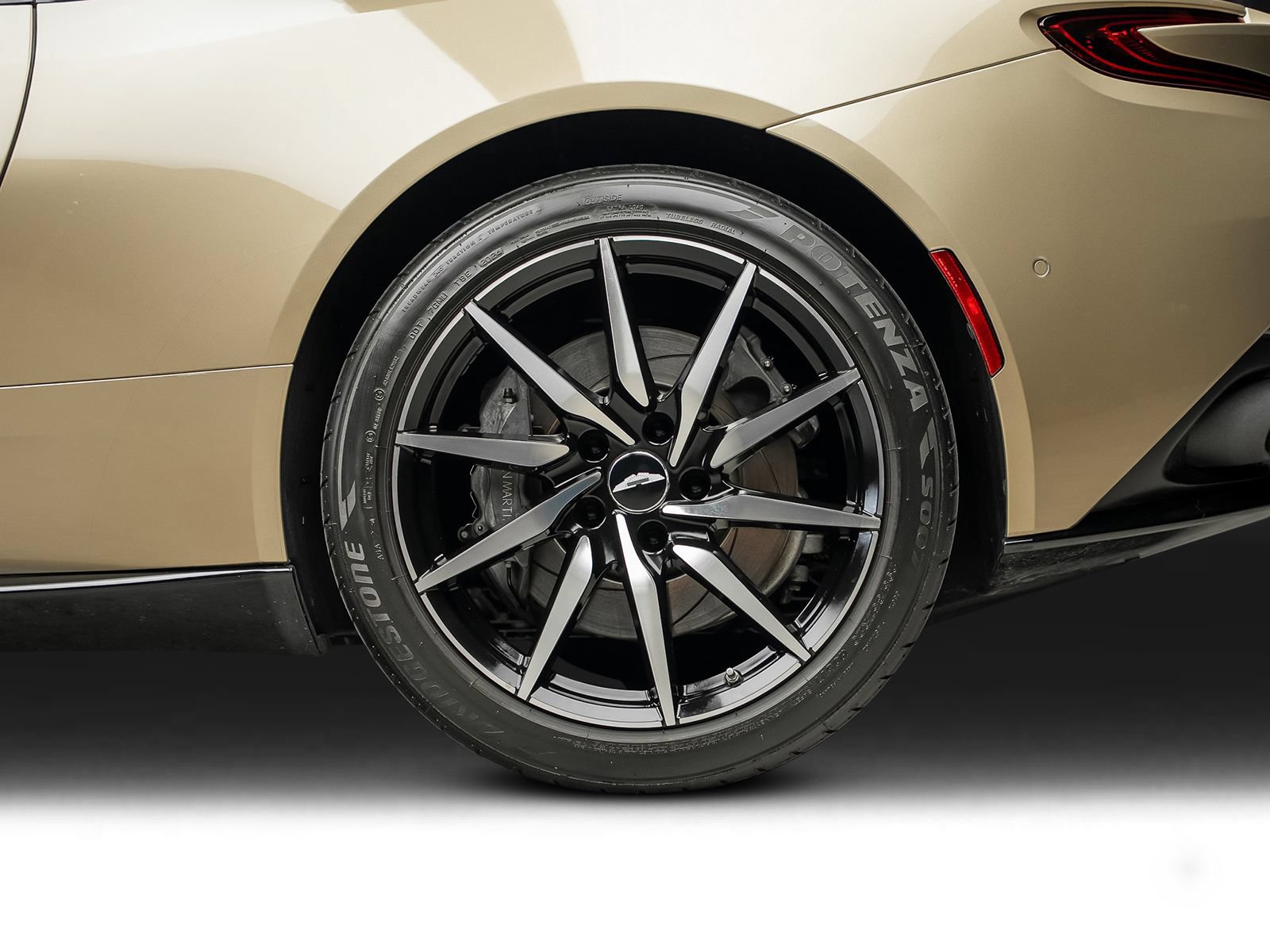 Used 2018 Aston Martin DB11 V12 RWD image 21