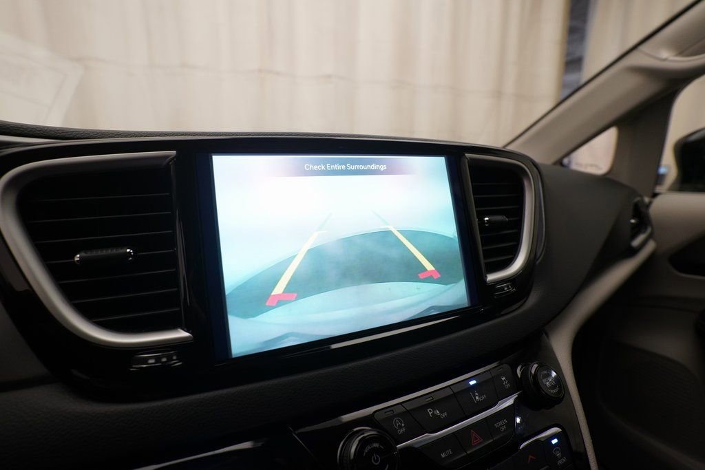 Used 2024 Chrysler Pacifica Touring-L image 20