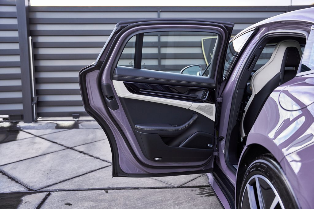 Used 2025 Porsche Panamera 4 w/ Premium Package image 32