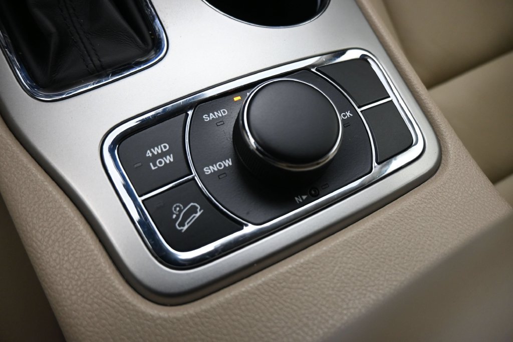 Used 2019 Jeep Grand Cherokee Limited AWD/4WD image 15