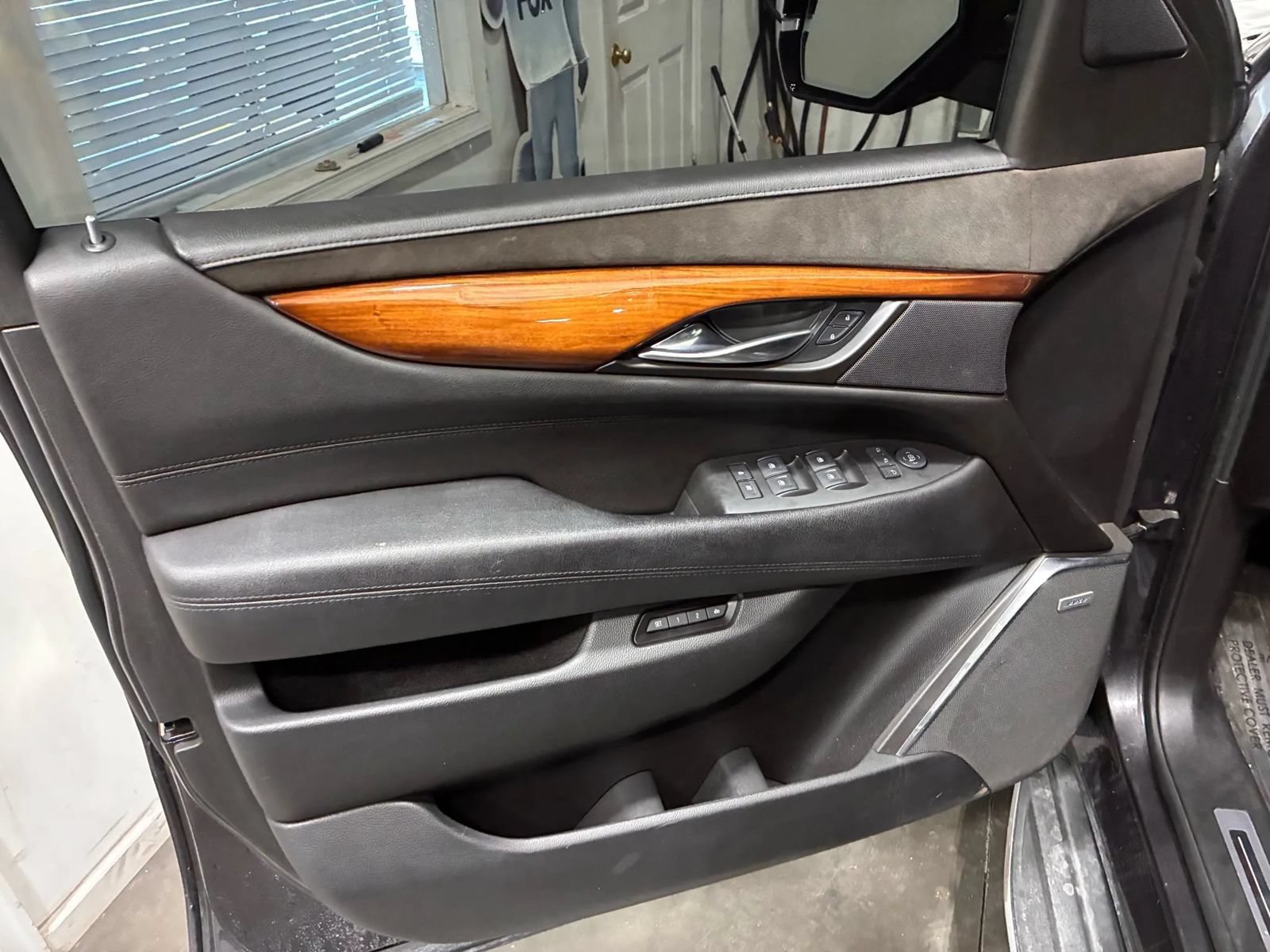 Used 2015 Cadillac Escalade ESV Luxury AWD/4WD image 21