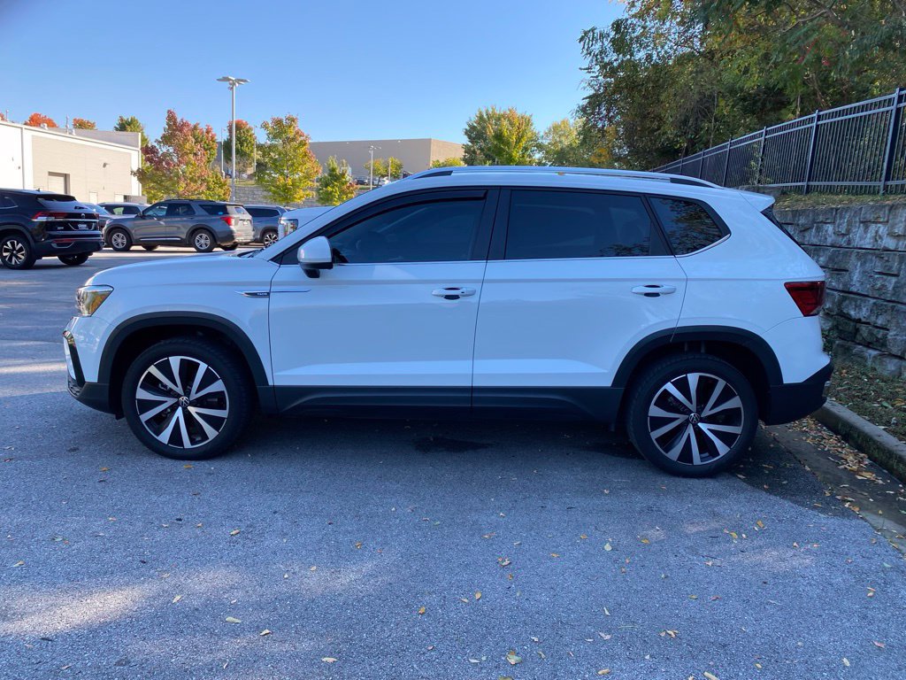 Used 2023 Volkswagen Taos SE w/ Panoramic Sunroof Package FWD image 4