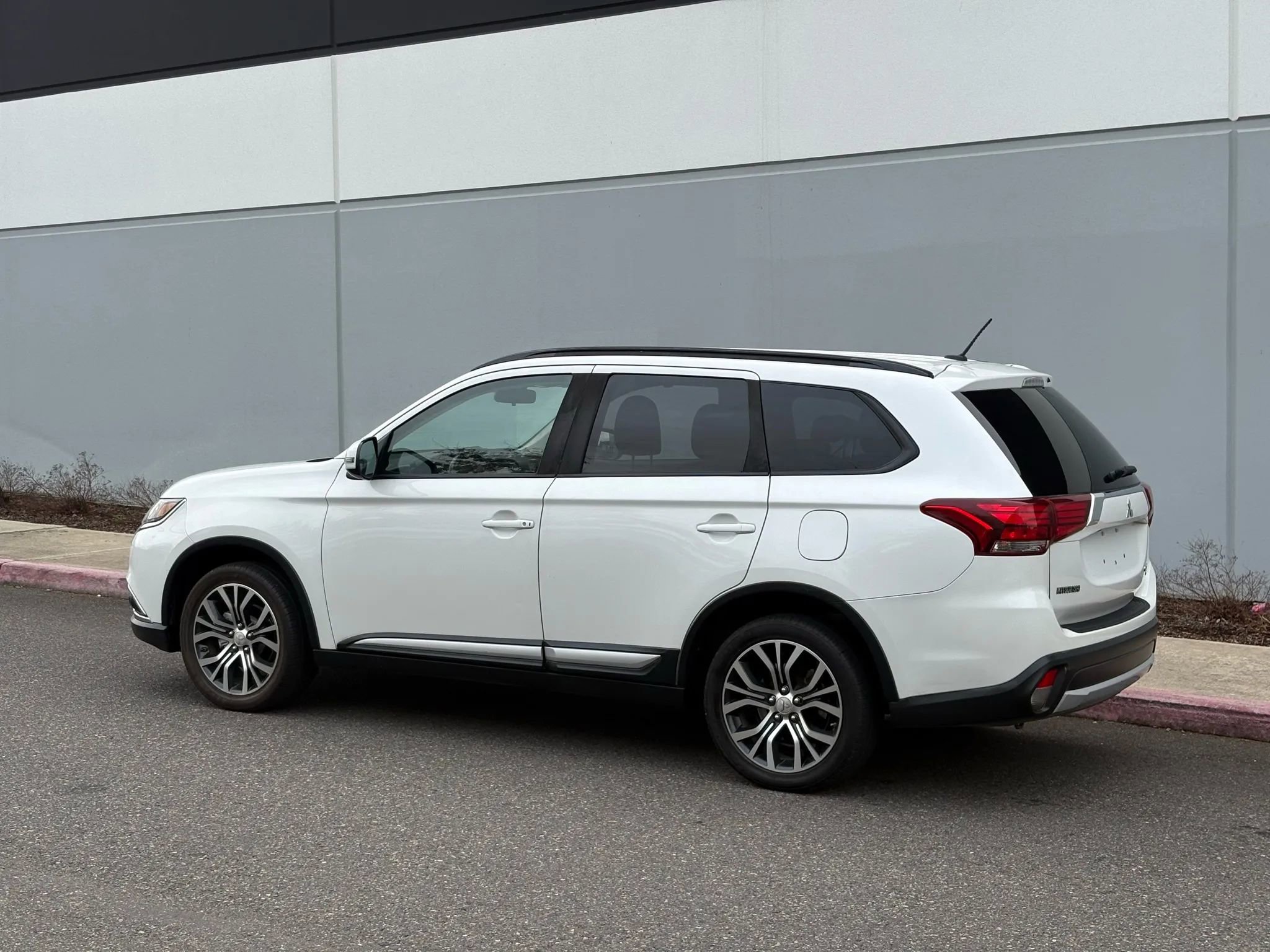 Used 2016 Mitsubishi Outlander SEL image 4